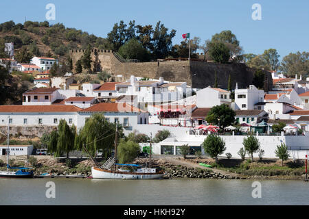 Alcoutim e castello imbiancato villaggio sul Rio fiume Guadiana, Alcoutim, Algarve, Portogallo, Europa Foto Stock