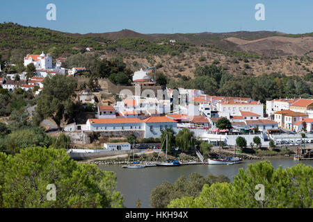 Vista da Sanlucar De Guadiana in Spagna attraverso il Rio fiume Guadiana a Alcoutim village, Alcoutim, Algarve, Portogallo, Europa Foto Stock
