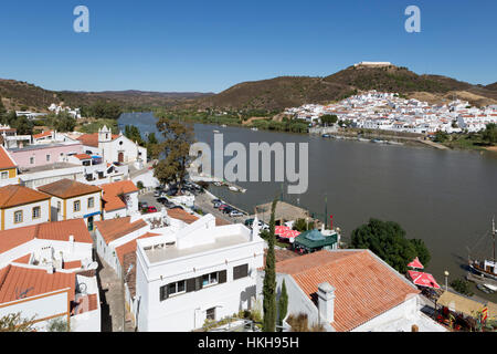 Vista su Alcoutim e villaggio spagnolo di Sanlucar De Guadiana sul Rio fiume Guadiana, Alcoutim, Algarve, Portogallo, Europa Foto Stock