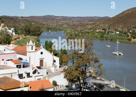 Vista sul villaggio imbiancate di Alcoutim sul Rio fiume Guadiana, Alcoutim, Algarve, Portogallo, Europa Foto Stock