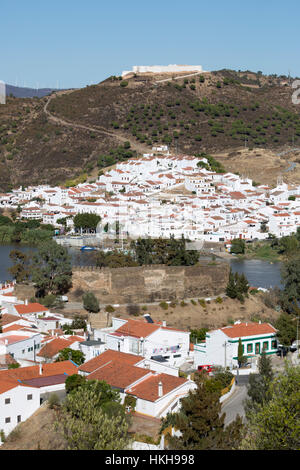 Vista su Alcoutim e villaggio spagnolo di Sanlucar De Guadiana sul Rio fiume Guadiana, Alcoutim, Algarve, Portogallo, Europa Foto Stock