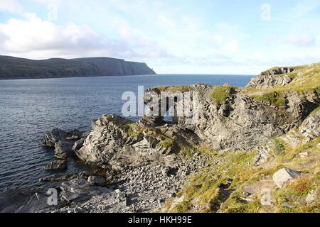 Cliff Kirkeporten vicino Skarsvag, Nordkapp, Finnmark, Norvegia Foto Stock