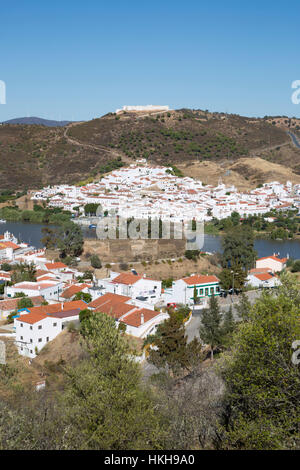 Vista su Alcoutim e villaggio spagnolo di Sanlucar De Guadiana sul Rio fiume Guadiana, Alcoutim, Algarve, Portogallo, Europa Foto Stock