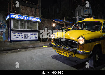 Un iconico giallo Hindustan Ambasciatore taxi su Sudder Street in Kolkata (Calcutta), West Bengal, India. Foto Stock