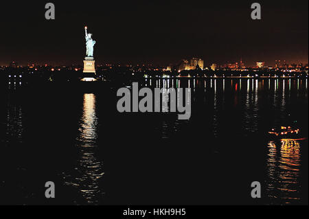 Statua della libertà di notte riflettono in acqua Foto Stock