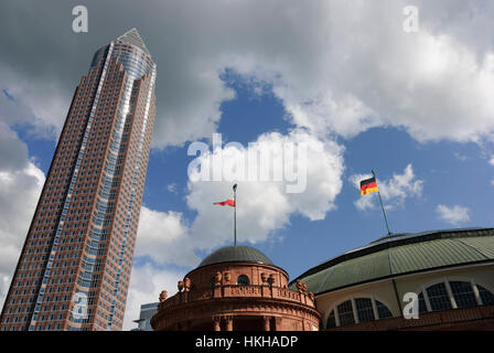 Frankfurt am Main: Messeturm (Fair Torre) e la Festhalle (festival hall) della fiera Messe, Assia, Hesse, Germania Foto Stock