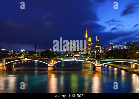 Frankfurt am Main: Ignatz-Bubis ponte sopra il principale con skyline e cattedrale, Principale, Assia, Hesse, Germania Foto Stock