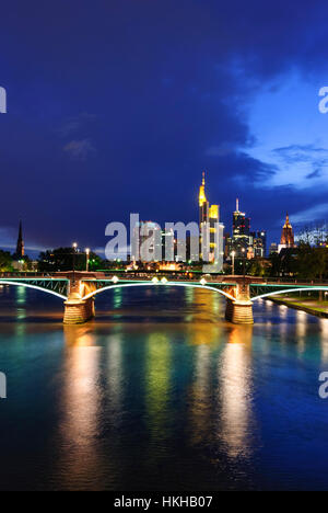 Frankfurt am Main: Ignatz-Bubis ponte sopra il principale con skyline e cattedrale, Principale, Assia, Hesse, Germania Foto Stock