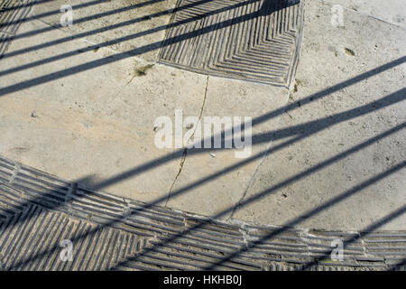 Superficie / passerella e ombre al Tower Hill Memorial presso i Trinity Square Gardens, Londra EC3. Righe astratte Foto Stock