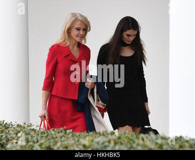 Consigliere del Presidente Kellyanne Conway (sinistra) segue il primo ministro Theresa Maggio e il presidente statunitense Donald Trump lungo il White House Colonnade durante la sua visita a Washington DC, Stati Uniti d'America. Foto Stock