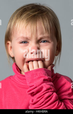 Il pianto Baby girl isolato Foto Stock