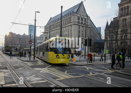 Tram Metrolink passando attraverso Manchester Street. Foto Stock