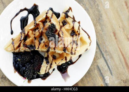 Cialde belghe con il cioccolato e il gelso, delizioso dessert Foto Stock