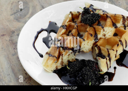 Cialde belghe con il cioccolato e il gelso, delizioso dessert Foto Stock