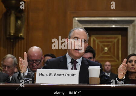 Oklahoma Attorney General Scott Pruitt testimonia a sua conferma audizione presso il Senato comitato APE Foto Stock