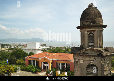Cattedrale vecchia torre a Managua con la città e il lago in background Foto Stock