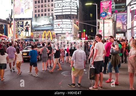 Durante un nero vive questione protestare in New York Times Square a seguito della morte di ripresa di Alton Sterling e Philando Castiglia, attivisti di bloccare il traffico e quadrato fuori contro una linea di New York Police Department (NYPD) polizia come turisti guardano sulla città di New York, New York, 7 luglio 2016. Foto Stock