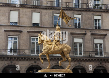 Statua equestre di Giovanna d'Arco (1874) da scultore francese Emmanuel Fremiet in Place des Pyramides a Parigi, Francia. Foto Stock