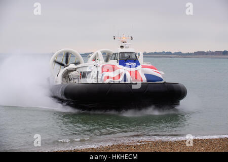 Hovercraft prendendo piede tra i passeggeri Southsea e l'Isola di Wight, Regno Unito Foto Stock