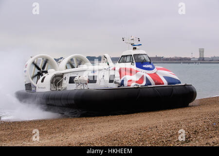 Hovercraft prendendo piede tra i passeggeri Southsea e l'Isola di Wight, Regno Unito Foto Stock