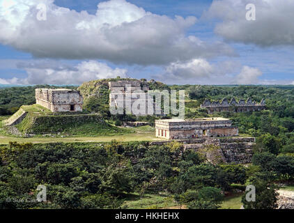 Questa è una sezione delle rovine maya di Uxmal Yucatan Messico. Il palazzo del governatore è visibile sulla sinistra. Foto Stock