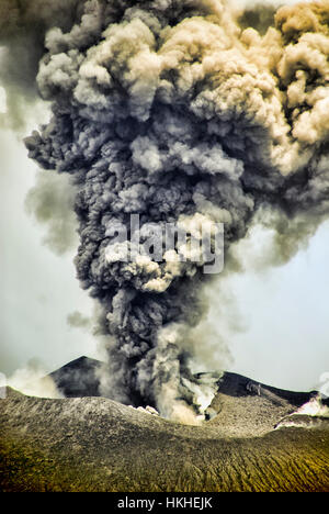 Una vista della Caldara di Mt. Vulcano Tavurvur quando è in eruzione. Questo è vicino alla città di Rabaul, Papua Nuova Guinea. Foto Stock