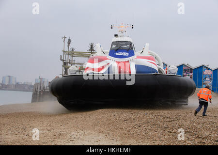 Hovercraft prendendo piede tra i passeggeri Southsea e l'Isola di Wight, Regno Unito Foto Stock