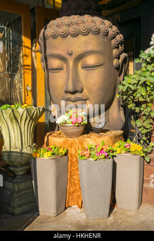 Figura di Buddha all'ingresso del negozio di antiquariato, Vancouver, British Columbia, Canada Foto Stock