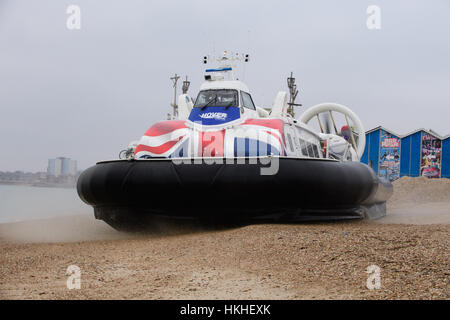 Hovercraft prendendo piede tra i passeggeri Southsea e l'Isola di Wight, Regno Unito Foto Stock