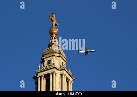 Jet del passeggero volando sopra la cupola della cattedrale di St Paul, Londra, in una limpida giornata di sole. Foto Stock