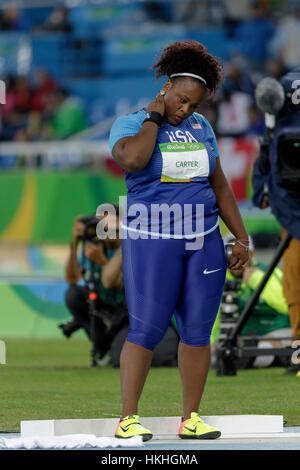 Rio de Janeiro, Brasile. Il 12 agosto 2016. Michelle Carter (USA) medaglia d'oro nel femminile colpo messo a 2016 Olimpiadi estive. ©Paul J. S Foto Stock