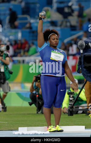 Rio de Janeiro, Brasile. Il 12 agosto 2016. Michelle Carter (USA) medaglia d'oro nel femminile colpo messo a 2016 Olimpiadi estive. ©Paul J. S Foto Stock