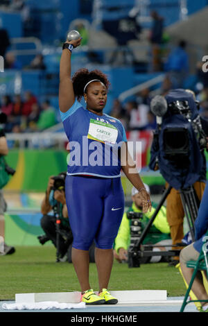 Rio de Janeiro, Brasile. Il 12 agosto 2016. Michelle Carter (USA) medaglia d'oro nel femminile colpo messo a 2016 Olimpiadi estive. ©Paul J. S Foto Stock