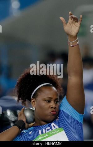 Rio de Janeiro, Brasile. Il 12 agosto 2016. Michelle Carter (USA) medaglia d'oro nel femminile colpo messo a 2016 Olimpiadi estive. ©Paul J. S Foto Stock