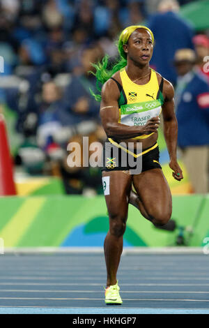 Rio de Janeiro, Brasile. Il 12 agosto 2016. Atletica, Shelly-Ann Fraser-Pryce (JAM) a competere in donne 100m riscalda al 2016 Olympic Estate gioco Foto Stock