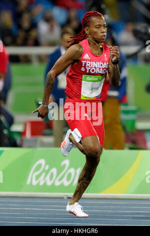 Rio de Janeiro, Brasile. Il 12 agosto 2016. Atletica, Michelle-Lee Ahye (TRI) a competere in donne 100m riscalda al 2016 Olimpiadi estive. ©Pa Foto Stock