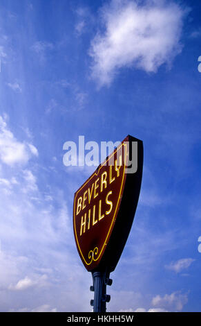 L'iconico Beverly Hills il segno inviato presso il limite della città di Beverly Hills a Los Angeles in California Foto Stock
