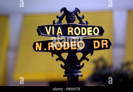 Segno sulla Rodeo Drive quartiere dello shopping di Beverly Hills, CA Foto Stock