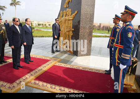 Il Cairo, Egitto - 25 Gennaio 2017 - Il Presidente egiziano Abdel Fatah Al Sisi visita la tomba del milite ignoto sul giorno della polizia e dell'anniversario del 25 gennaio 2011 rivoluzione. (Presidenza egiziana Piscina Foto) Foto Stock