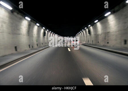 Buio del tunnel con vetture in movimento Foto Stock