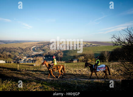 Una vista attraverso Bevendean da Whitehawk collina adiacente all Ippodromo di Brighton - due piloti del Cavallino in primo piano Foto Stock