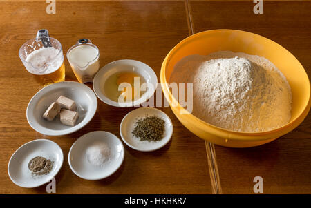 Linea di ingredienti per la preparazione di pizza. Foto Stock