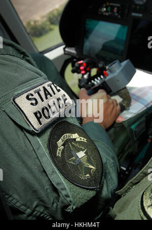 10/13/11 - Texas Dipartimento della Pubblica Sicurezza Volo tattico Officer Mike Avila opere la telecamera controlla durante il pattugliamento del Texas/Messico bor Foto Stock