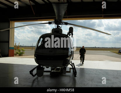 10/13/11 - Texas Dipartimento della Pubblica Sicurezza tenente pilota Johhny Prince II rotoli l'elicottero all'hangar dopo il pattugliamento del Texas/confine Messico Foto Stock