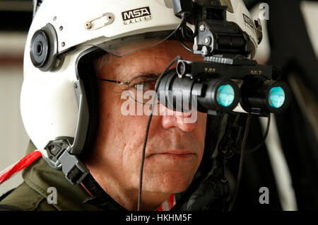 10/13/11 - Texas Dipartimento della Pubblica Sicurezza tenente pilota Johhny Prince II mostra la occhiali per visione notturna che indossa mentre il pattugliamento di notte lungo il Foto Stock