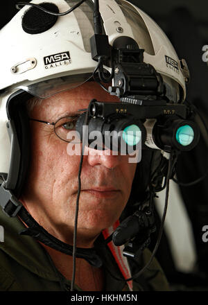 10/13/11 - Texas Dipartimento della Pubblica Sicurezza tenente pilota Johhny Prince II mostra la occhiali per visione notturna che indossa mentre il pattugliamento di notte lungo il Foto Stock