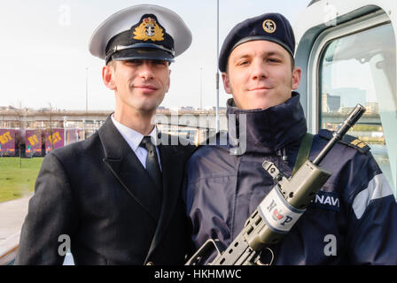 Capitano e marina da HMS Bangor. Foto Stock