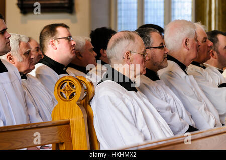 Un numero di sacerdoti in una chiesa per un servizio di massa. Foto Stock