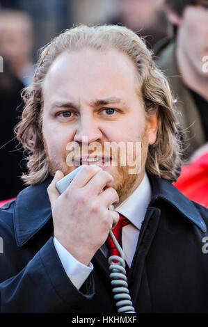 21 Novembre, 2012, Belfast, Irlanda del Nord. Steven Agnew, leader del Partito Verde in Irlanda del Nord si unisce gli studenti nella loro protesta contro la demolizione dell'EMA, Belfast, Irlanda del Nord Foto Stock