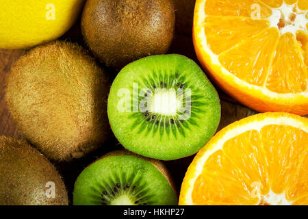 Sfondo naturale con kiwi, arance e limone Foto Stock